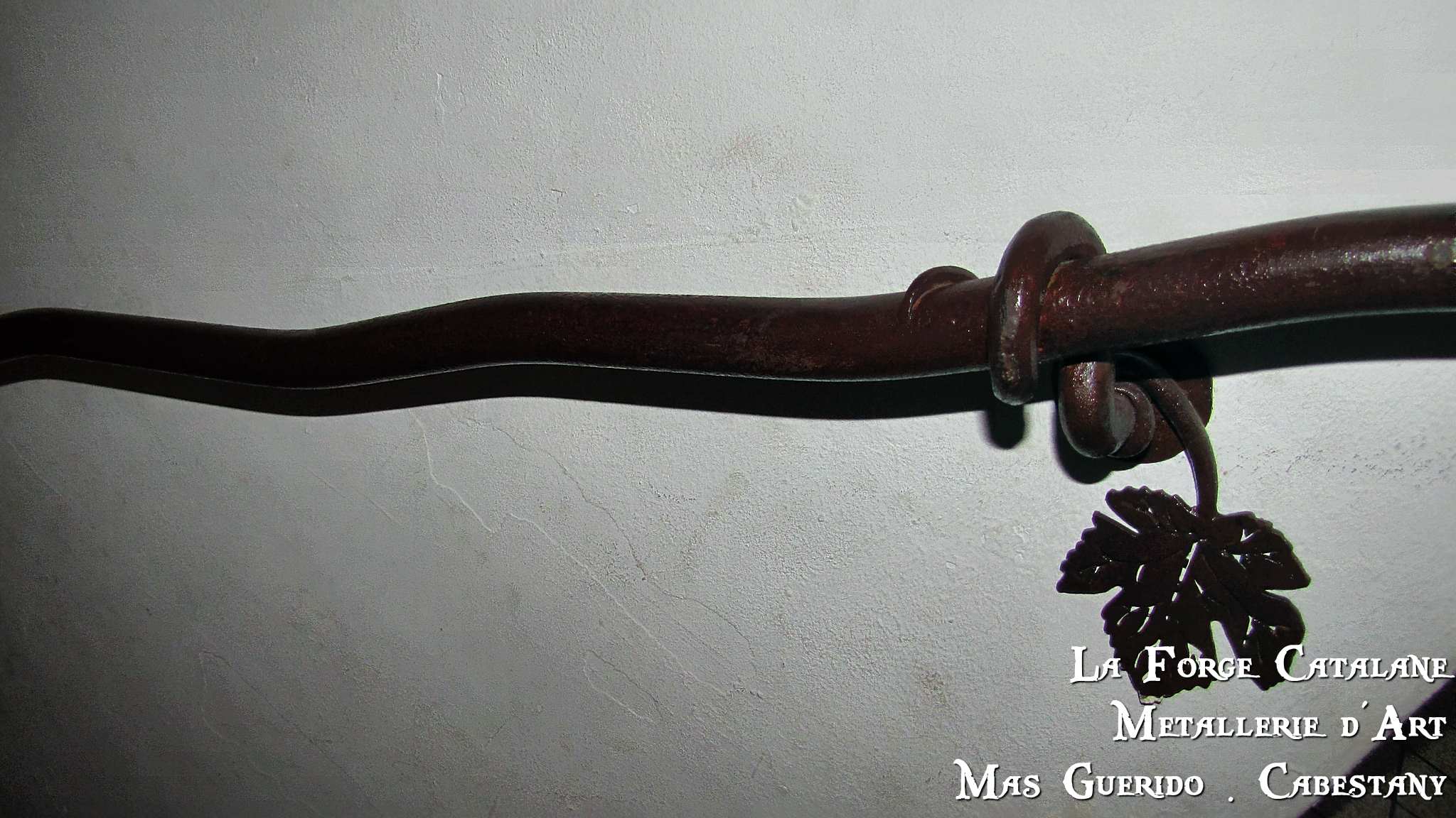 main courante travaille a chaud vegetal feuille de vigne fer forge catalane cabestany (2).jpg